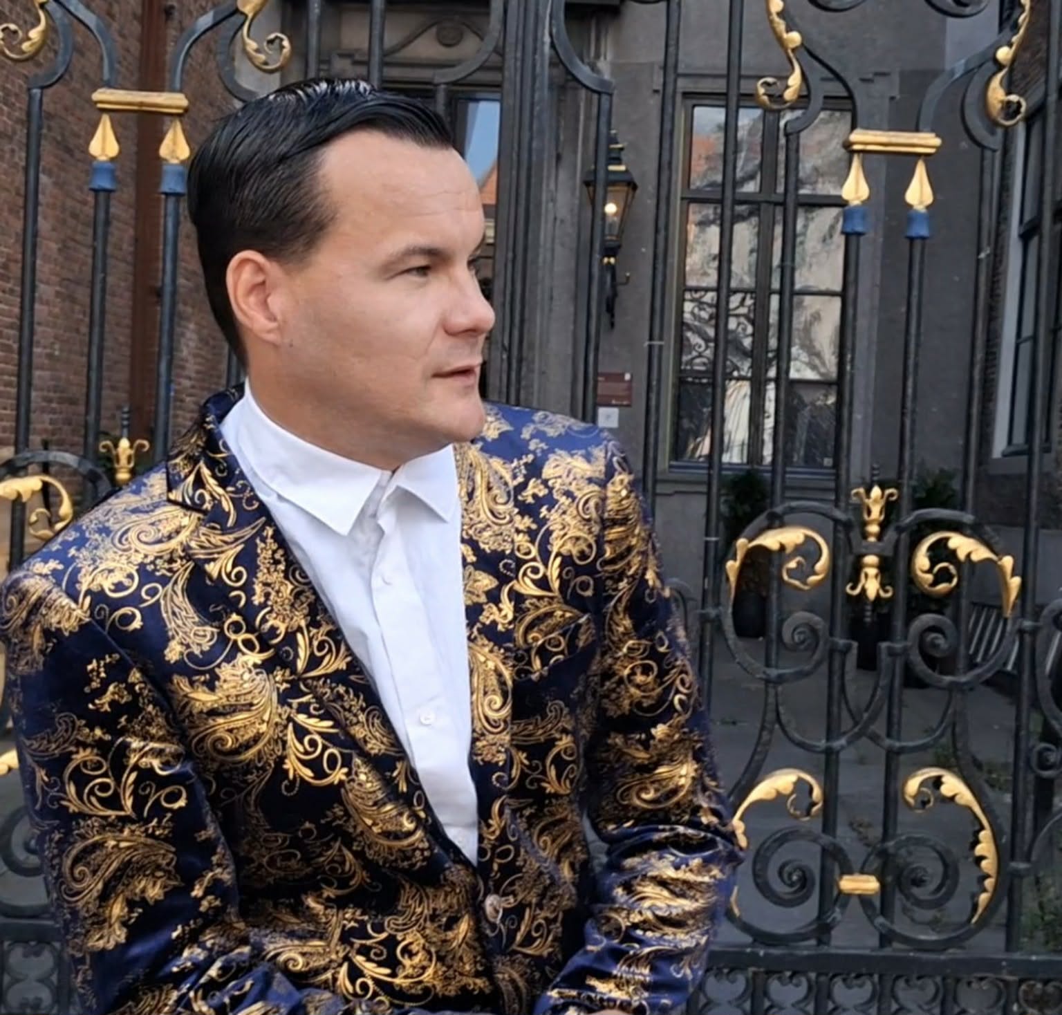 Harrie van Amstel in zijn blauwe en gouden podiumjasje